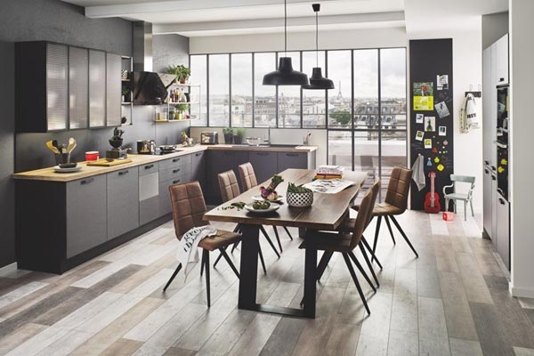 Table et chaises en bois au milieu de la cuisine