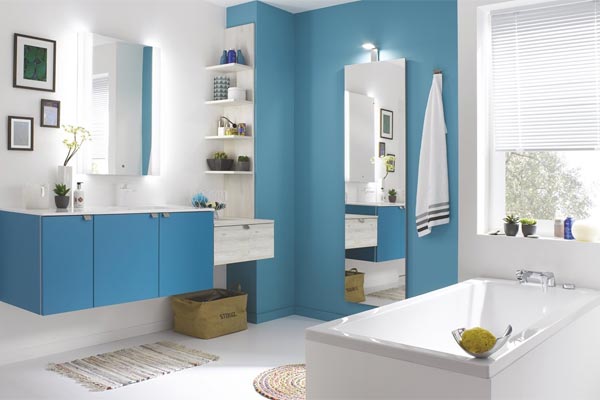 Salle de bain bleue conçue par les archis d'intérieur Cuisinella 75002