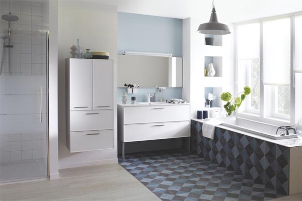 Salle de bain complète dans les tons clairs