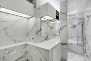 Salle de bain contemporaine en marbre